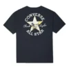 Camiseta negra de manga corta, cuello redondo, holgada y con estampado de letras bordadas