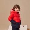Chaqueta de plumón con capucha y forro polar con insignia del logotipo. Tallas asiáticas «Rojo Negro»