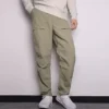 Pantalones informales de hombre Converse de color liso, tejido y corte recto, gris claro y verde