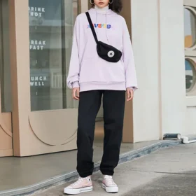 Sudadera con capucha de punto bordada con letras en colores contrastantes Morada
